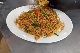 客人点了一份炒面，饭店老板亲自上灶炒，不到2分钟完成，真厉害