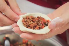 面点师教你蒸包子，包子店的详细做法，发面及调馅配比一目了然视频封面