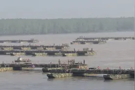 高燃！解放军28分钟搭千米浮桥跨越长江视频封面