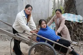 短剧；杉菜怀孕突然肚子疼，村花和桃子拉着去医院，结局太搞笑了视频封面