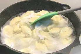煮饺子时，不要开锅直接煮，记住这3点，饺子不破不粘还好吃视频封面