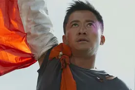 战狼2：在国外遇武装部队，冷锋扬起中国国旗，对方立马主动让路视频封面