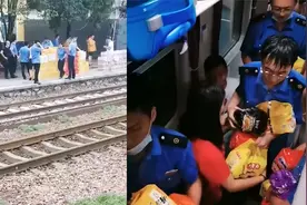 火车暴雨被困超24小时 物资不间断 乘客：“手里有粮 心里不慌”视频封面