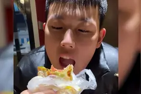 女子秀恩爱喂男友吃饼意外翻车 网友：吃到了但没完全吃到视频封面