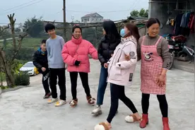 三姐妹回家过年，放烟花吃美食，陪妈妈跳新年第一支舞气氛好欢乐视频封面