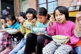 新学季河北全省农村小学推行营养餐计划刷屏 免费鸡蛋牛奶的背后视频封面