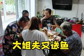 大姐夫又送鱼，大铁锅酱炖大泥鳅，农民春子吃得腮帮子都甩飞啦