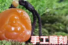 黄色透明的石头，经手工雕刻后，价值不菲呀！视频封面