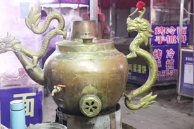 陕西夫妻夜市卖自创小吃，一把铜壶养活全家人，料足人实在视频封面
