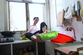 小伙虽无甜言蜜语，却用这方式宠爱着宝妈，真是先有好夫后有贤妻视频封面