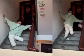 女子下楼踩空摔倒在地，崩溃喊妈网友爆笑：腿和身体第一天认识？视频封面
