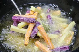 教你在家做三色炸薯条，外脆里糯，酥香爽口，比小吃店买的还好吃