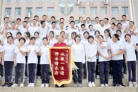 一位初中班主任这样说：天下的筵席总会散，两年的师生情不断视频封面