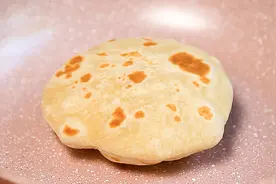 不加酵母 把滚烫的热水倒入面粉里做成小饼个个鼓大泡视频封面