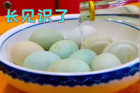 把白酒倒入鸭蛋里面，最简单干脆的美食，看完不得不感叹太厉害了视频封面