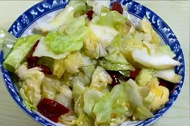 包菜煮着吃都吃腻了，教你这道干辣椒炒包菜，下饭食真的美味视频封面