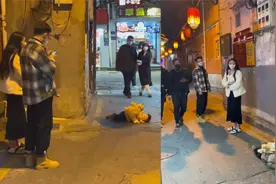 宝宝躺地不起90后爸妈静静看着，路人小哥好心扶起，结局亮了！视频封面