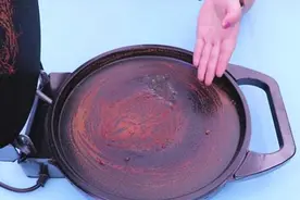 不管电饼铛油垢多脏，上面撒一把，比用洗洁精洗的还干净，学会了视频封面