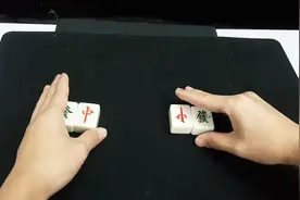 魔术揭秘：手中麻将轻轻一摩擦，红中变发财，机关是这样视频封面