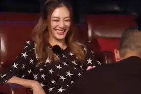 陈小春有多宠应采儿？不怕尴尬帮老婆捏脚，山鸡哥的神仙爱情视频封面