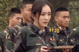 明星被吓到起飞场面：特种兵教官一口咬下鸡头，杨幂吓得后退一步视频封面