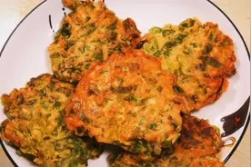 青菜煮汤孩子不爱吃？教你这样做成青菜饼，当早餐能吃一盘