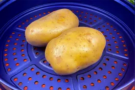 把土豆放锅里蒸一蒸，出锅瞬间变美食，这做法第一次见，太香了