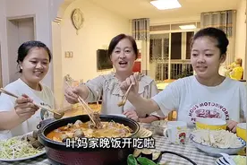 13岁女儿要开学，青岛叶妈晚餐做排骨火锅，8种配菜，娘3吃的好香