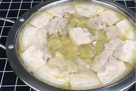 东北特色菜酸菜汆白肉，学会这做法猪肉肥而不腻，酸菜汤味道正宗视频封面