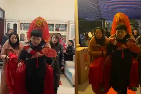 破防了！13岁弟弟亲自背新娘姐姐出嫁，听到出发声瞬间泪流满面视频封面