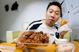 外卖小哥瞅优惠买了两个汉堡，再来半只香酥烤鸭，改善生活视频封面