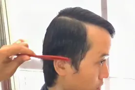 小伙理发前很土气，去发廊理个发型，帅到女友看呆了视频封面