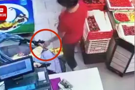 歹毒！红衣大妈超市内将4个月婴儿脚掐脱皮：婴儿车影响我结账！视频封面