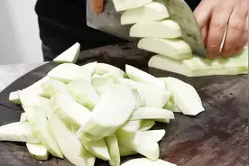 肉沫茄子的家常做法，茄子这样处理后不吸油，没出锅就流口水了视频封面