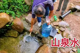 青岛浮山矿泉水，很多老年人拉车来这打水，都说比自来水好喝视频封面