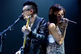 林忆莲与现任老公同台唱歌，这把唱功远超李宗盛，实在太帅了！视频封面