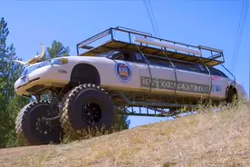 老外暴力改装加长林肯，仅轮胎就高1.35米，还能合法上路太惊艳了