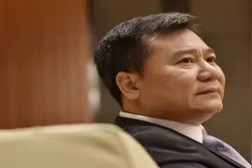 为弟弟创造商业帝国，如今弟弟身价超过900亿，门店多达一万家