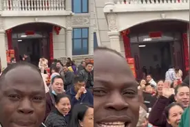 黑人女婿在中国农村吃喜酒，现场拍视频跟父母炫耀：全是外国人视频封面