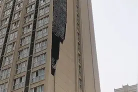 网曝大楼外墙被大风整个吹掉 楼下多辆汽车受损视频封面