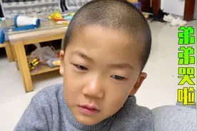 弟弟手指甲扎进长刺，爸爸挑半天疼得弟弟哇哇哭，无奈只能挂急诊视频封面