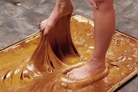 强力胶水有多恐怖？美女光脚踩上去测试，下一秒欲哭无泪！视频封面