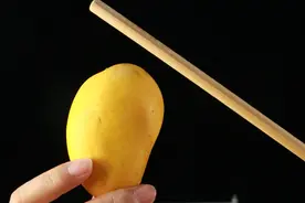 芒果不好剥皮？老果农透露：教你2个技巧，完整剥皮不弄脏手视频封面