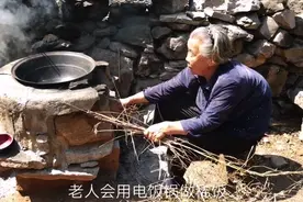 河南新乡山区，两个闺女给两个儿子换亲了，80岁老母亲却这样生活视频封面