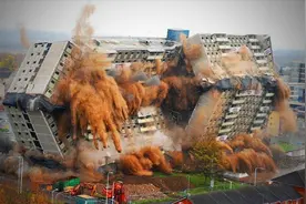 超刺激解压的爆破场面！百米高楼大厦瞬间化为乌有！视频封面