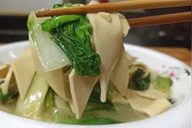 不起眼的家常菜白菜炒干豆腐这样做，不放肉也很香，好吃又下饭视频封面
