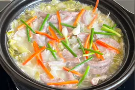 教你酸菜粉肠煲怎样做才好吃，汤鲜肉香，酸菜爽口，实在太香了视频封面