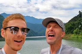 英国博主：油管博主们乘船游览黄山 欣赏山水画中的美景