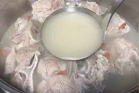 这才是大骨头汤正确做法，很多人第一步就错了，难怪炖的汤不浓白