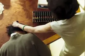 这是我看过最猛的女大佬，青筋暴起瞬间发飙，抄起算盘致命一击！视频封面